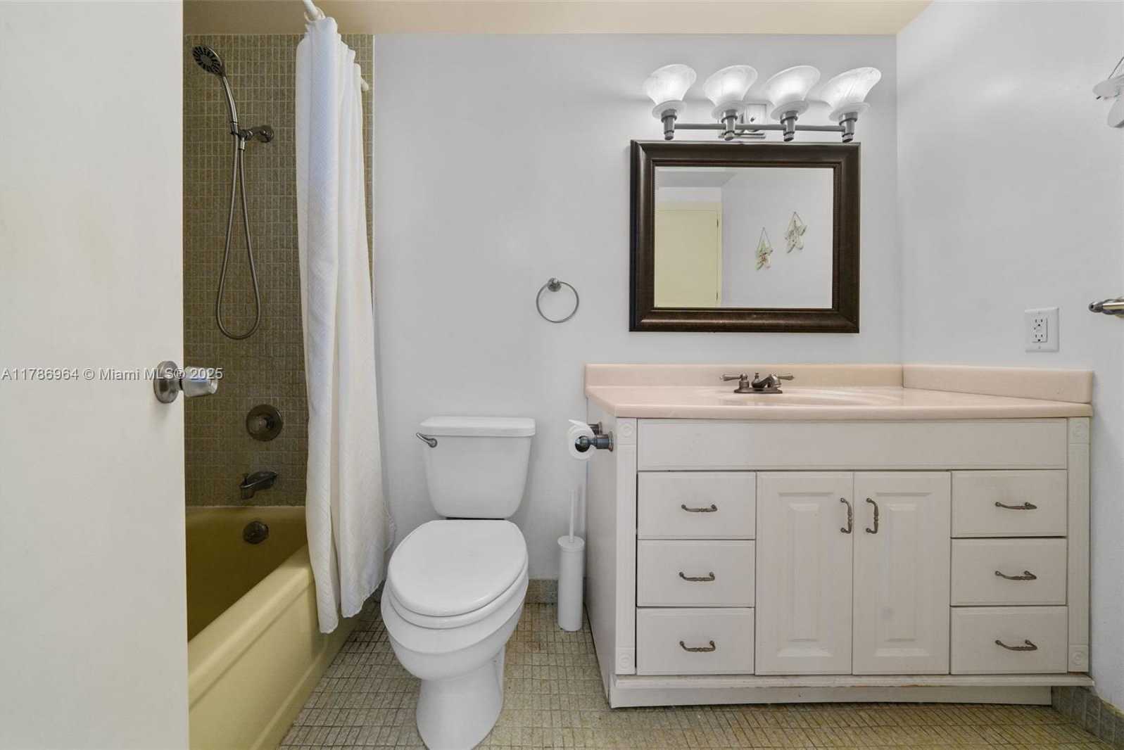 Small Image of 3800 HILLCREST DR #210, Hollywood Number 13