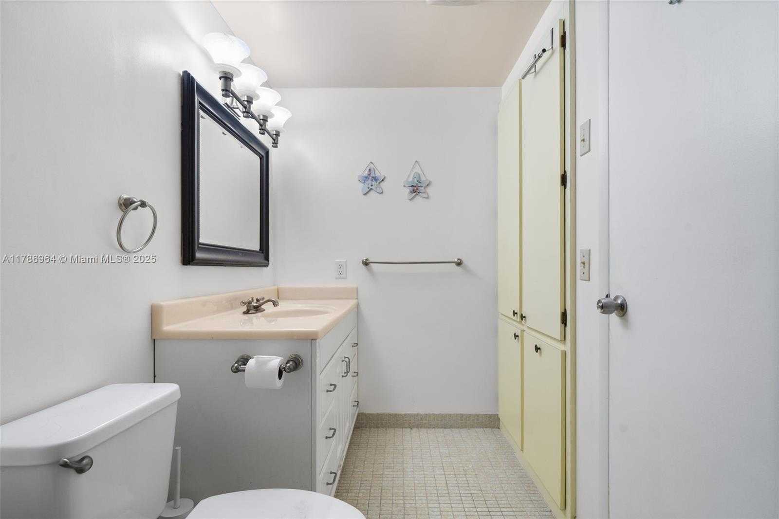 Small Image of 3800 HILLCREST DR #210, Hollywood Number 14