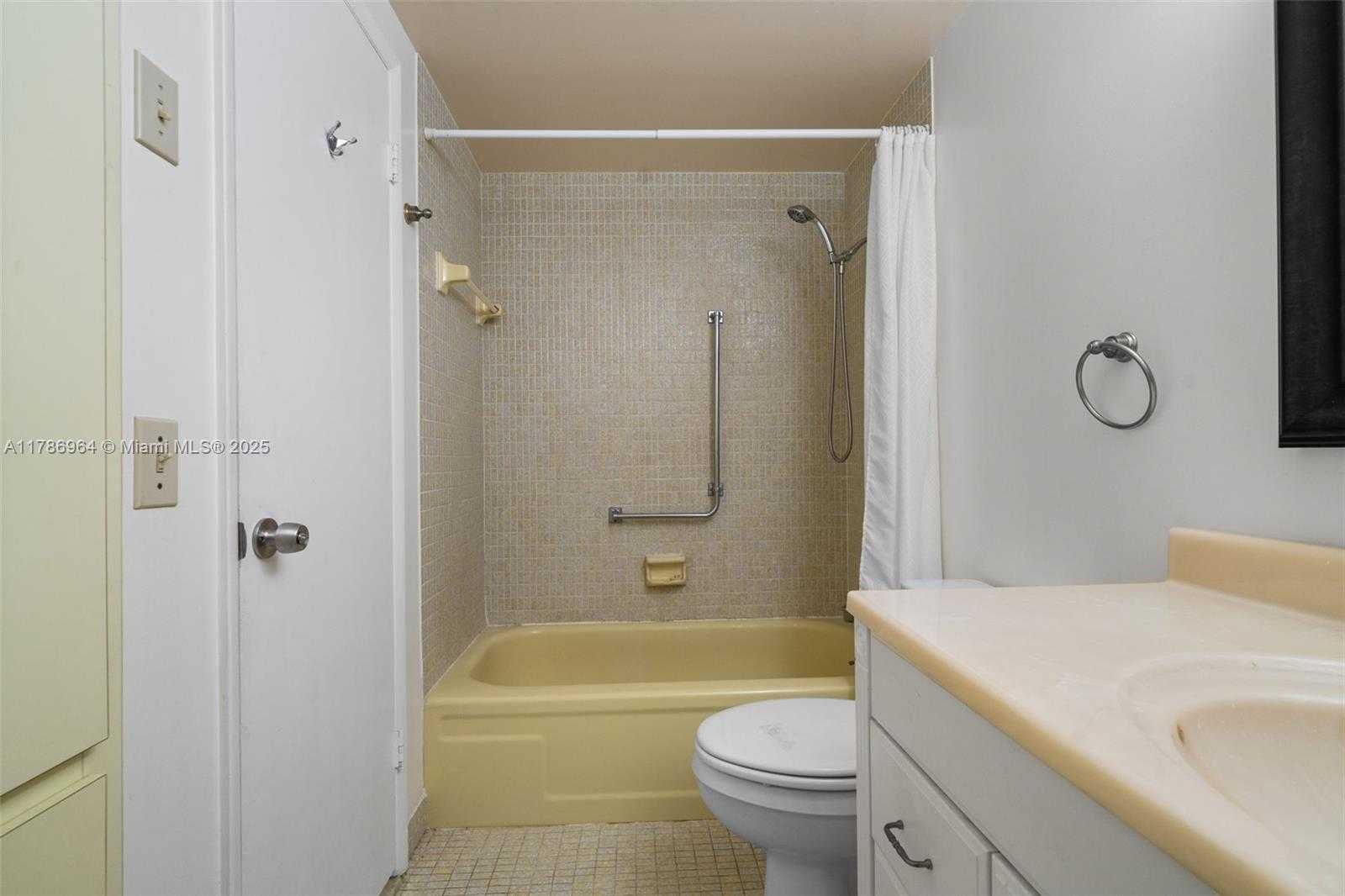 Small Image of 3800 HILLCREST DR #210, Hollywood Number 15