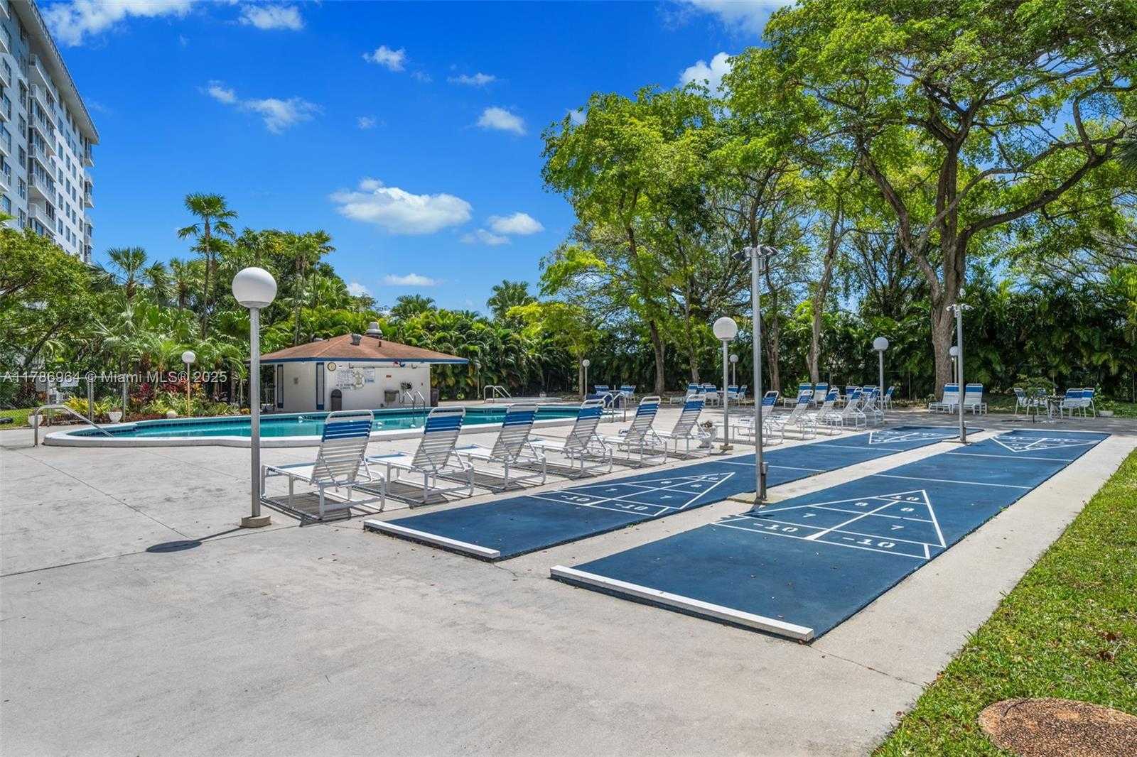 Small Image of 3800 HILLCREST DR #210, Hollywood Number 17
