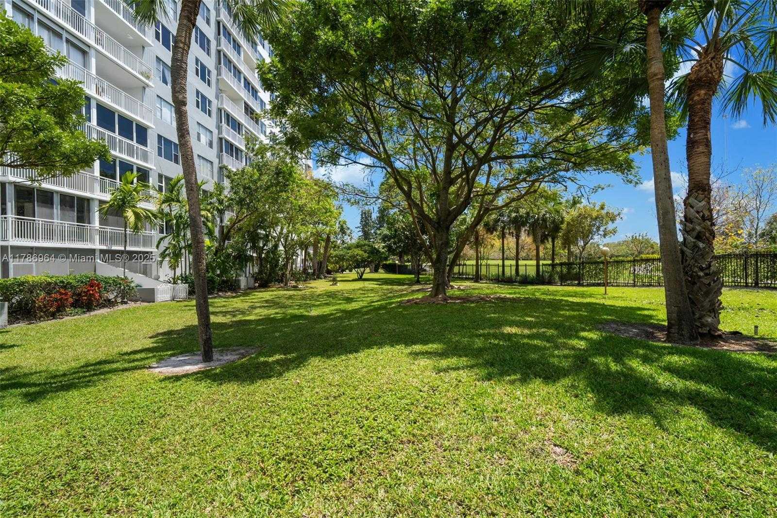 Small Image of 3800 HILLCREST DR #210, Hollywood Number 20