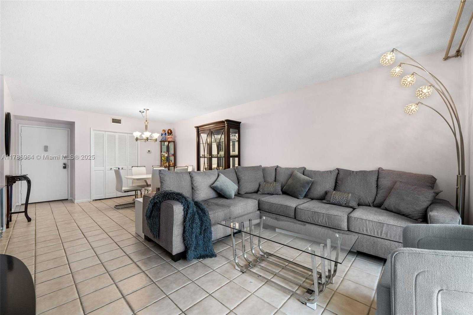 Small Image of 3800 HILLCREST DR #210, Hollywood Number 4