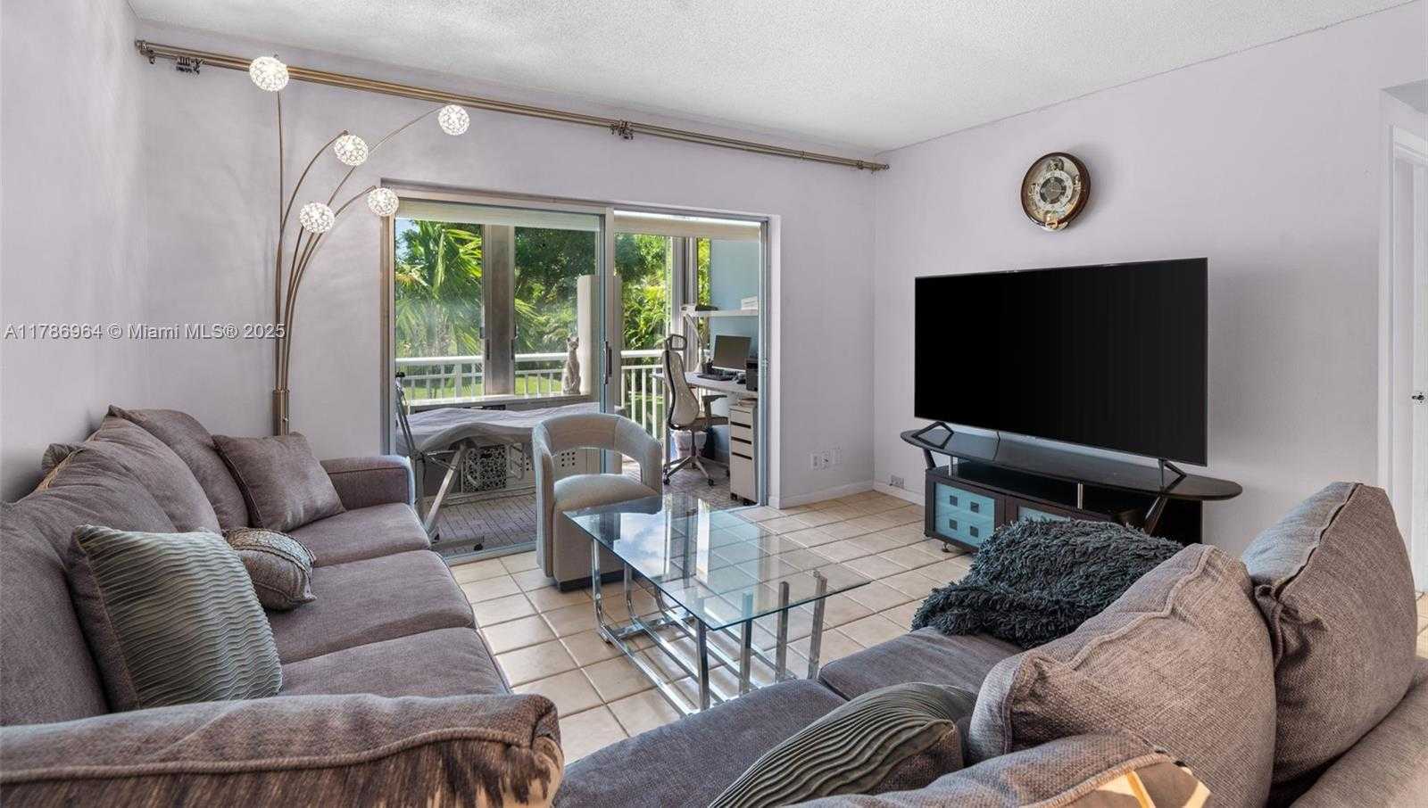 Small Image of 3800 HILLCREST DR #210, Hollywood Number 5