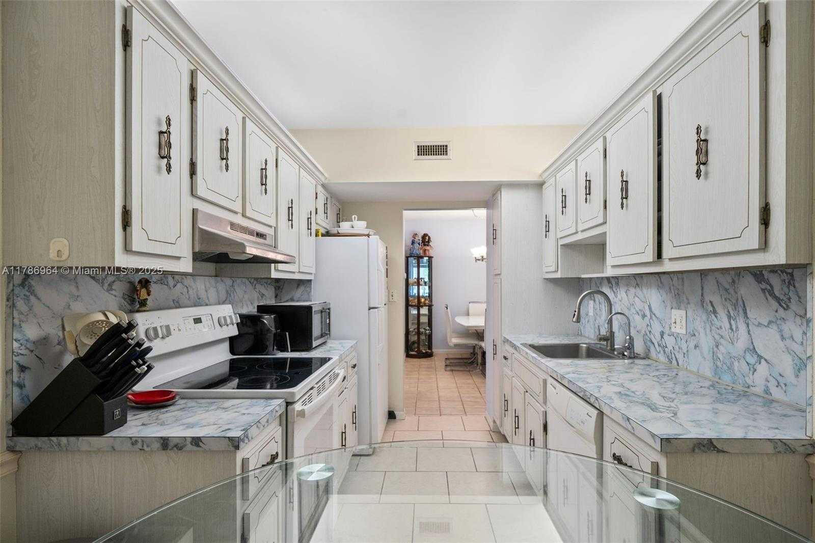 Small Image of 3800 HILLCREST DR #210, Hollywood Number 8