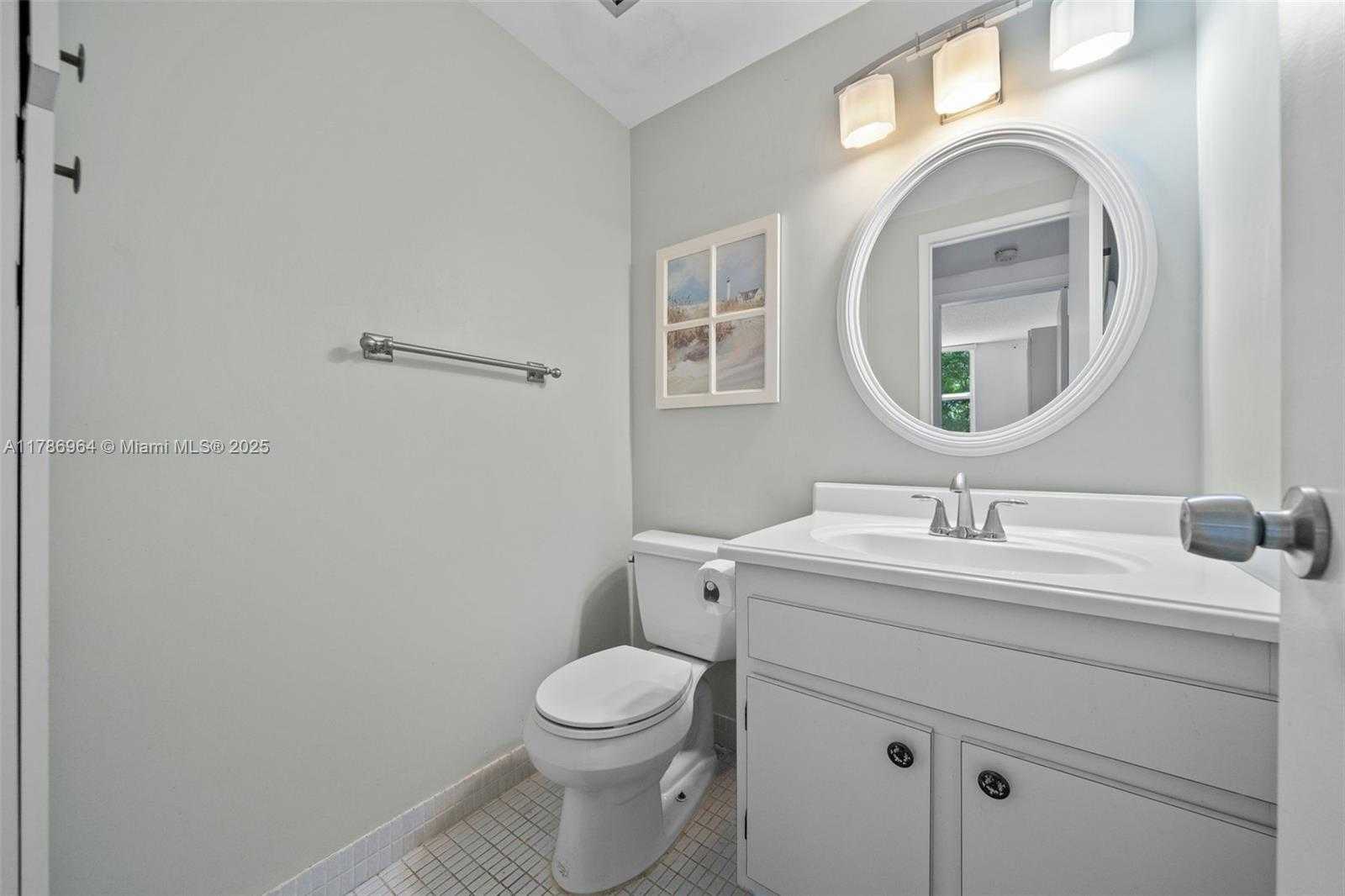 Small Image of 3800 HILLCREST DR #210, Hollywood Number 9