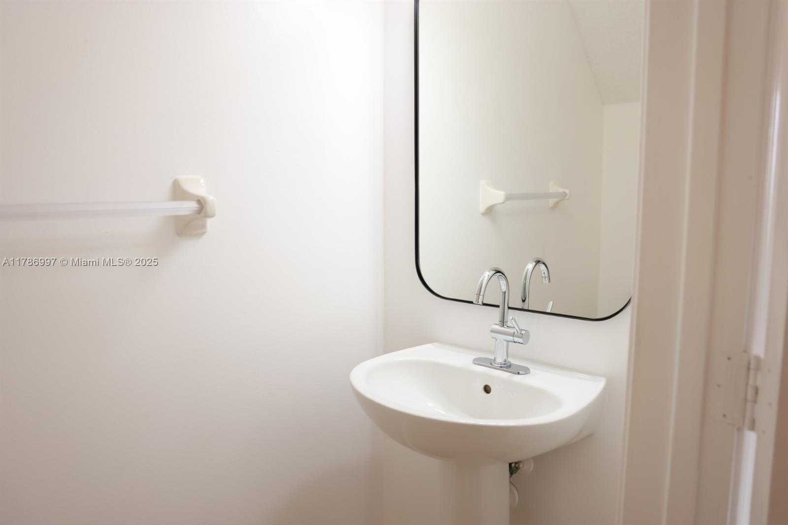 Small Image of 16686 HEMINGWAY DR #16686, Weston Number 11