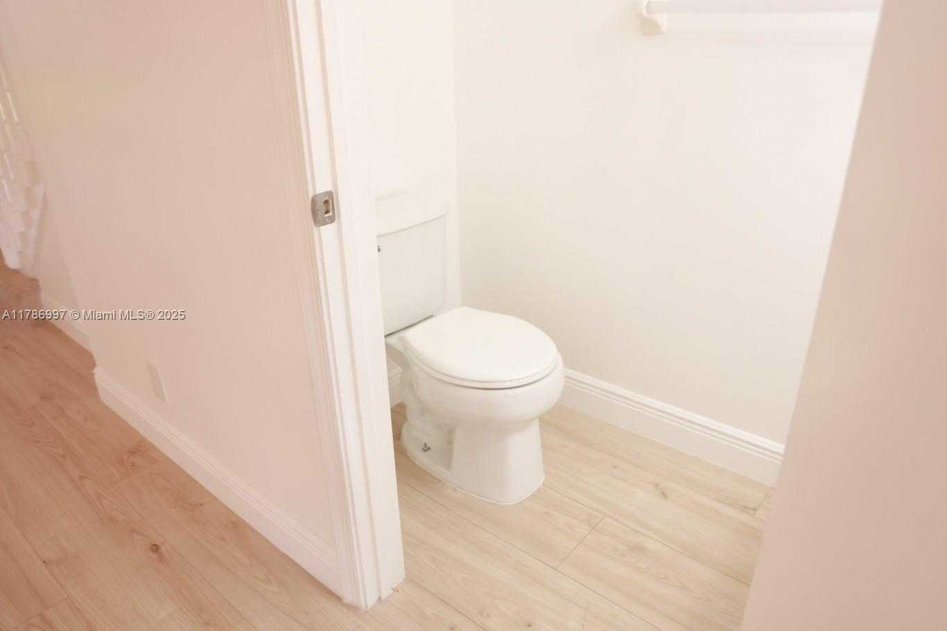 Small Image of 16686 HEMINGWAY DR #16686, Weston Number 12