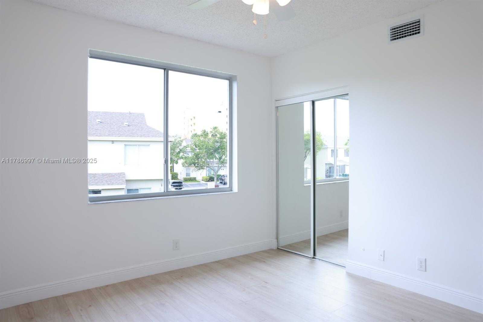 Small Image of 16686 HEMINGWAY DR #16686, Weston Number 19