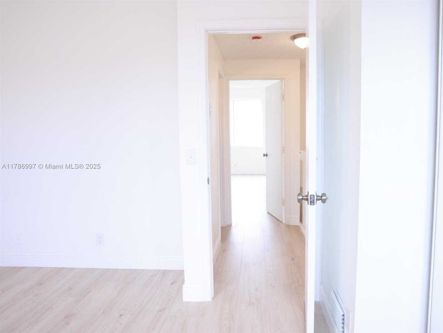 Small Image of 16686 HEMINGWAY DR #16686, Weston Number 21