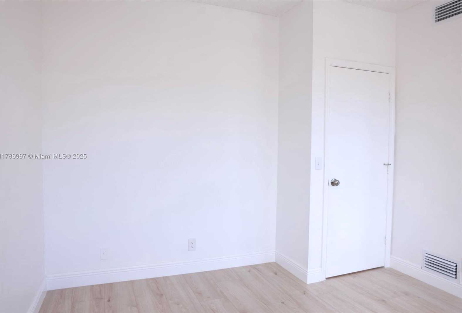 Small Image of 16686 HEMINGWAY DR #16686, Weston Number 25
