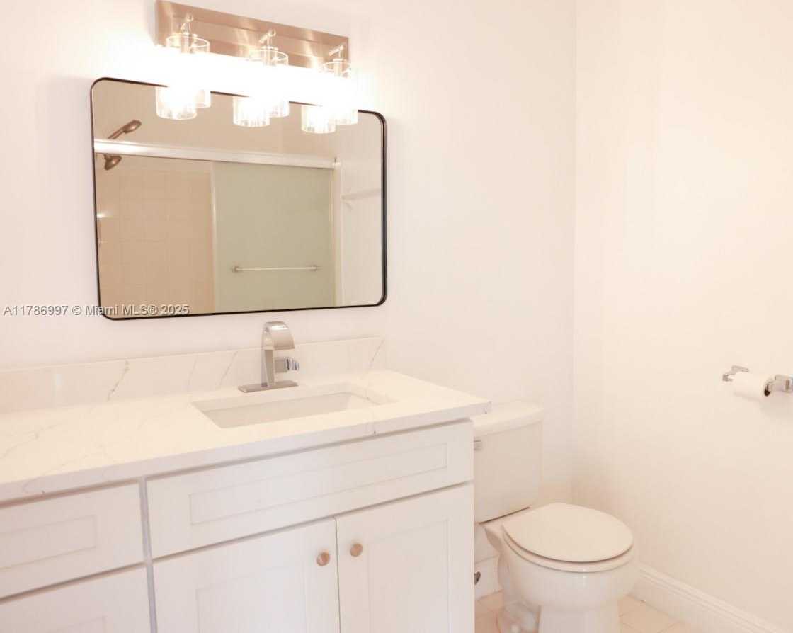 Small Image of 16686 HEMINGWAY DR #16686, Weston Number 31