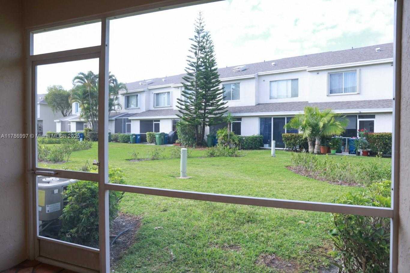 Small Image of 16686 HEMINGWAY DR #16686, Weston Number 38