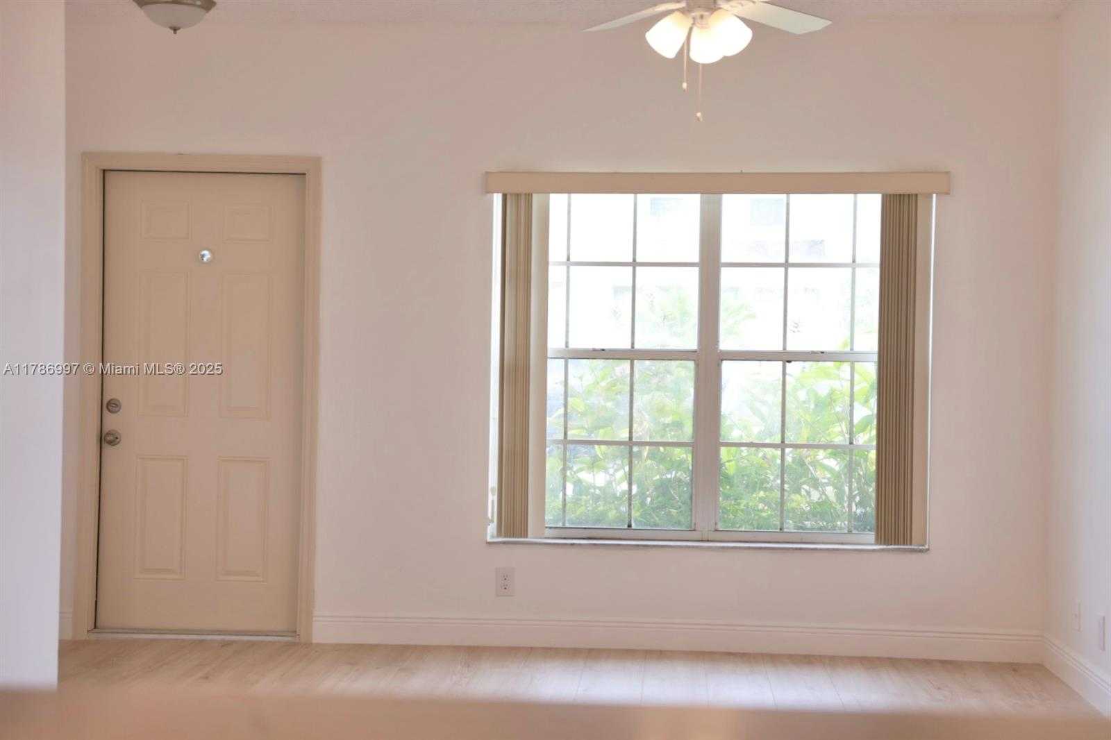 Small Image of 16686 HEMINGWAY DR #16686, Weston Number 4