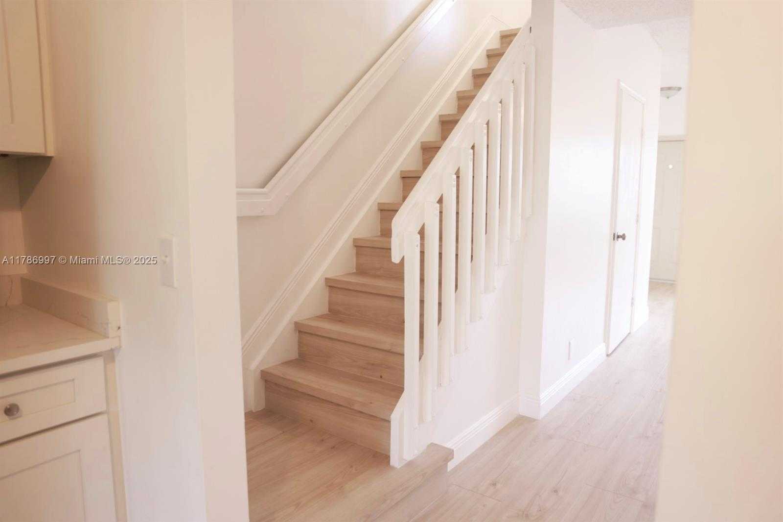 Small Image of 16686 HEMINGWAY DR #16686, Weston Number 6
