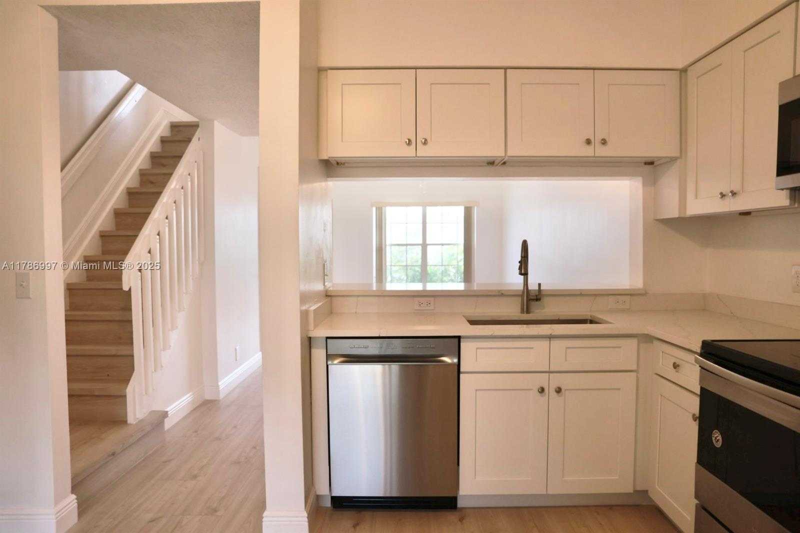 Small Image of 16686 HEMINGWAY DR #16686, Weston Number 7