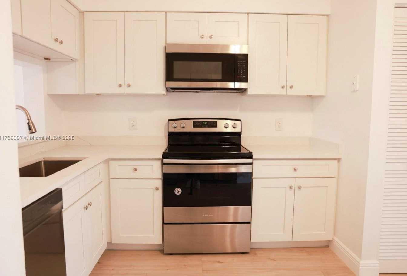 Small Image of 16686 HEMINGWAY DR #16686, Weston Number 8