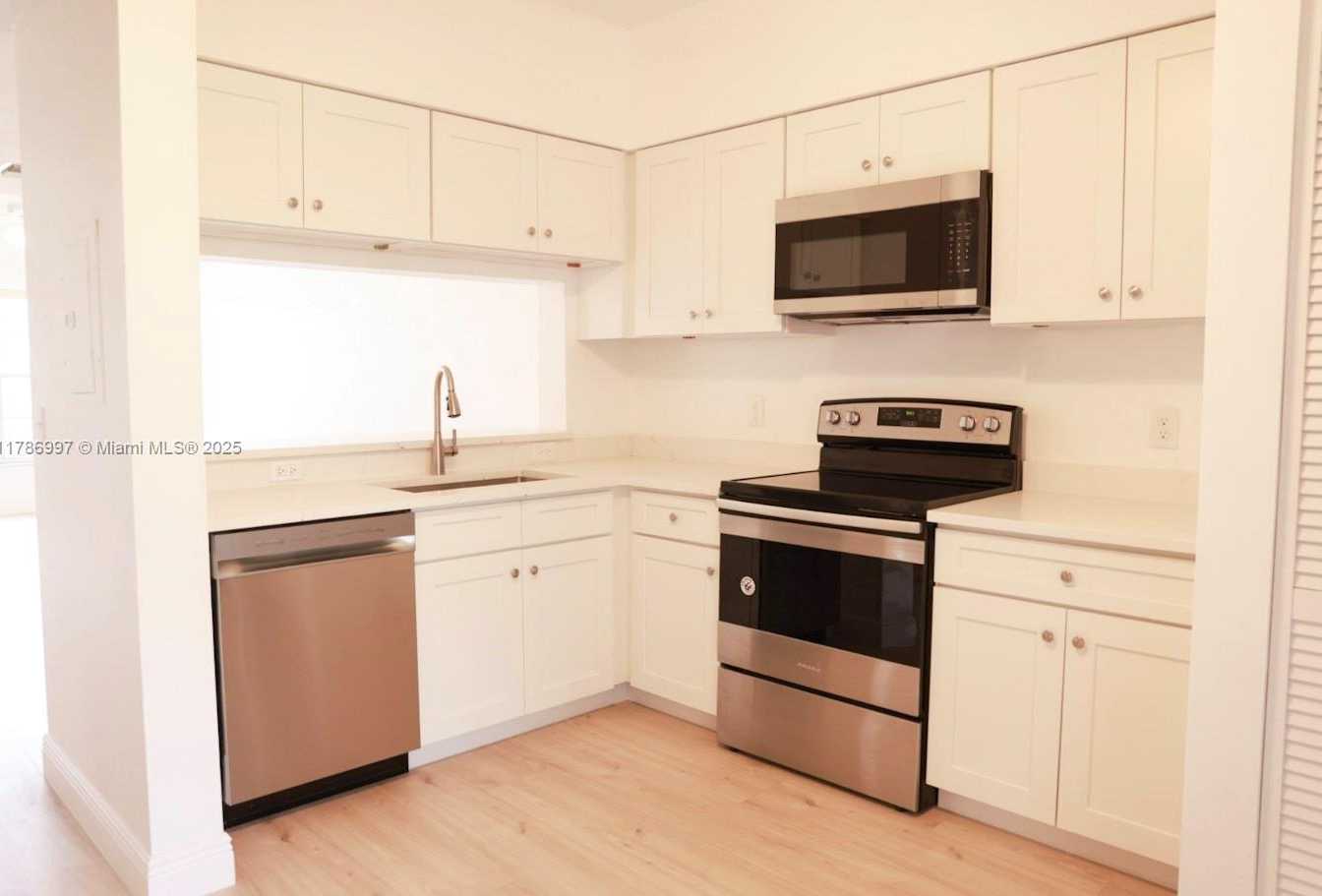 Small Image of 16686 HEMINGWAY DR #16686, Weston Number 9