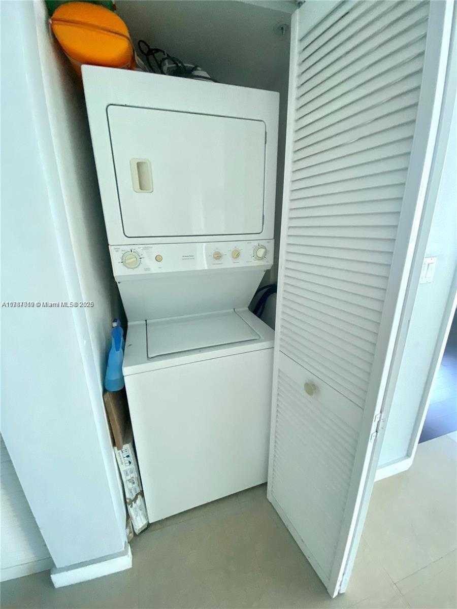 Small Image of 1800 NORTH BAYSHORE DR #2903, Miami Number 16