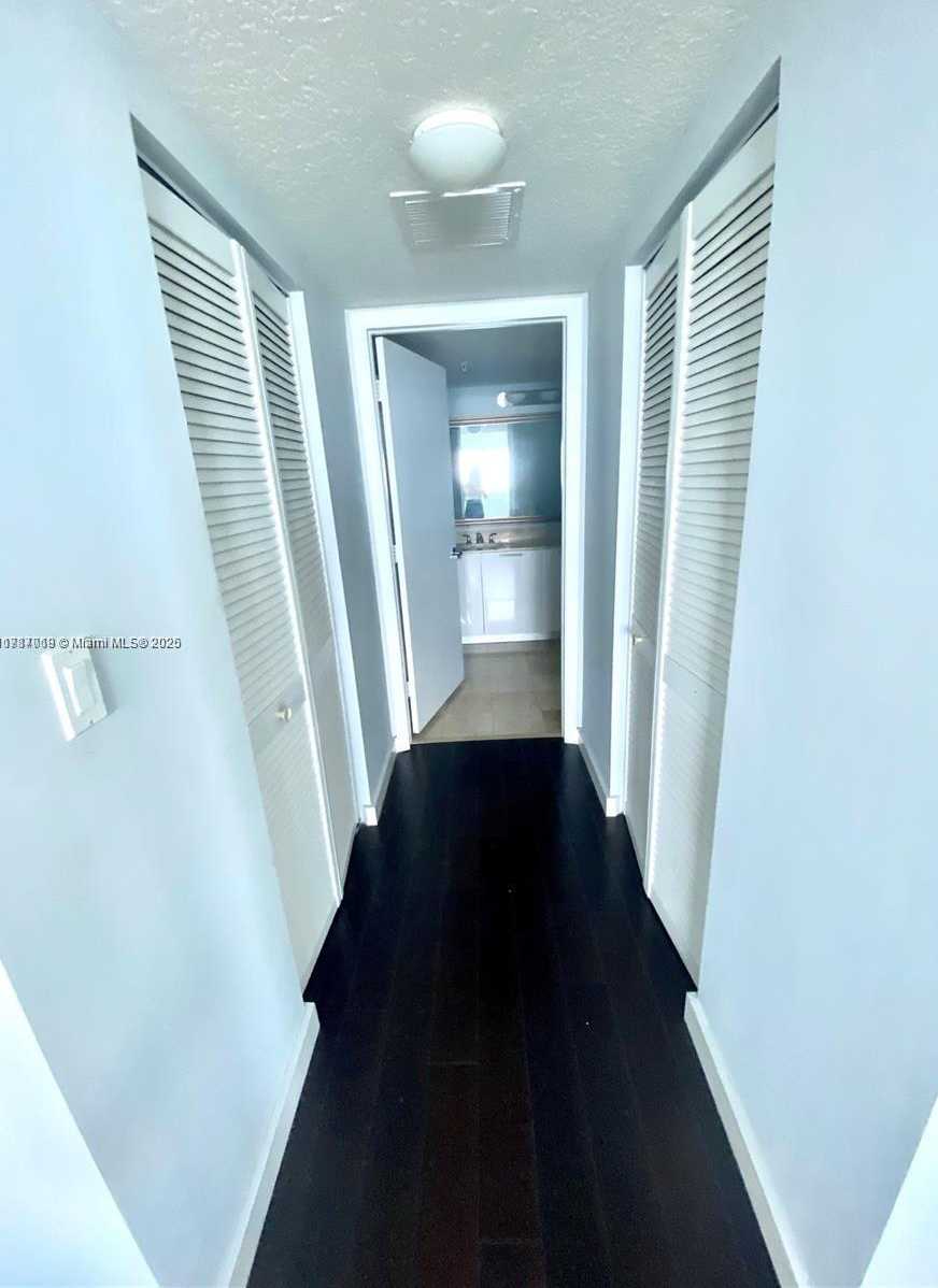 Small Image of 1800 NORTH BAYSHORE DR #2903, Miami Number 24