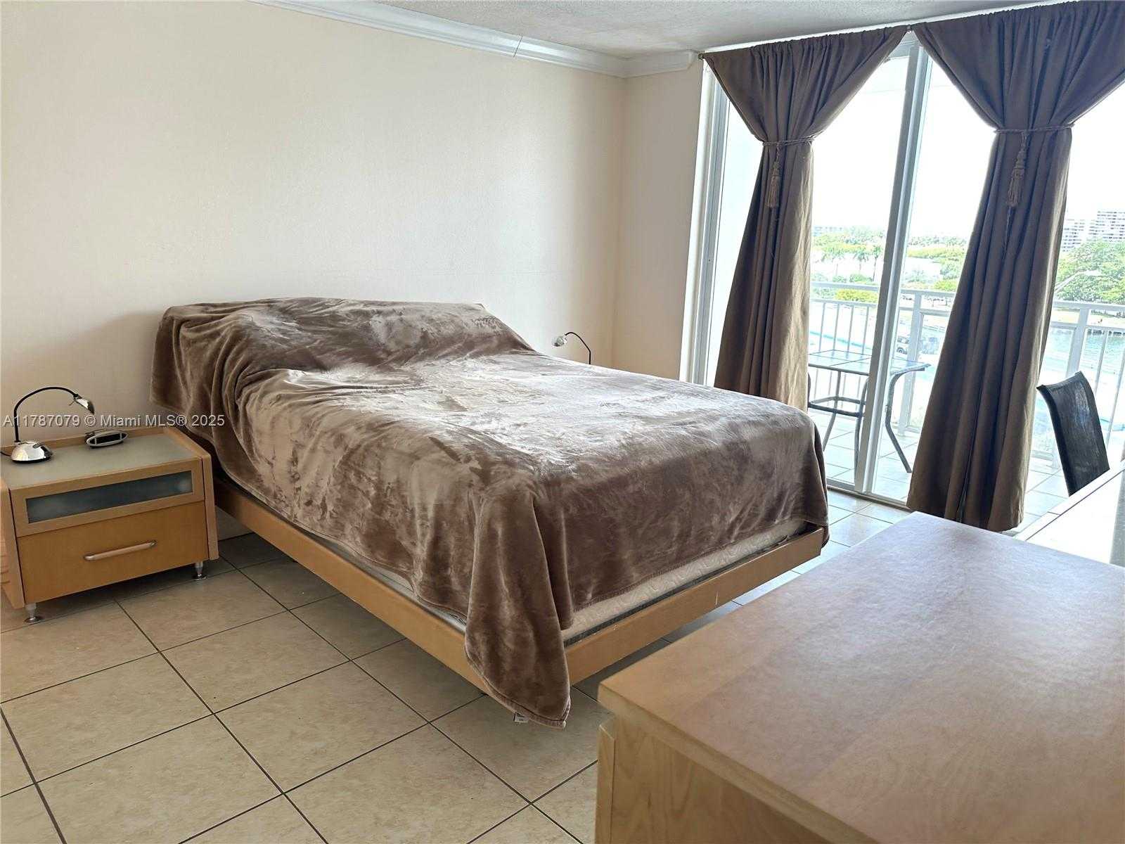 Small Image of 1801 #837, Hallandale Beach Number 5