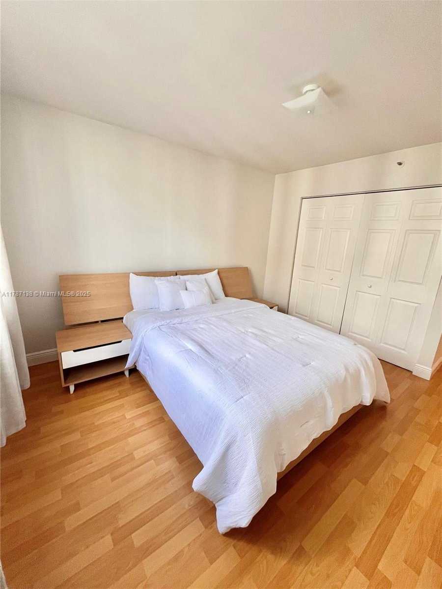 Small Image of 770 CLAUGHTON ISLAND DR #1405, Miami Number 16