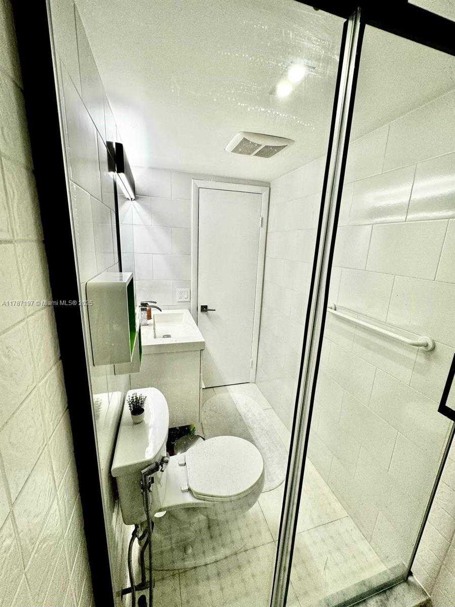 Small Image of 1001 THREE ISLANDS BLVD #331, Hallandale Beach Number 31