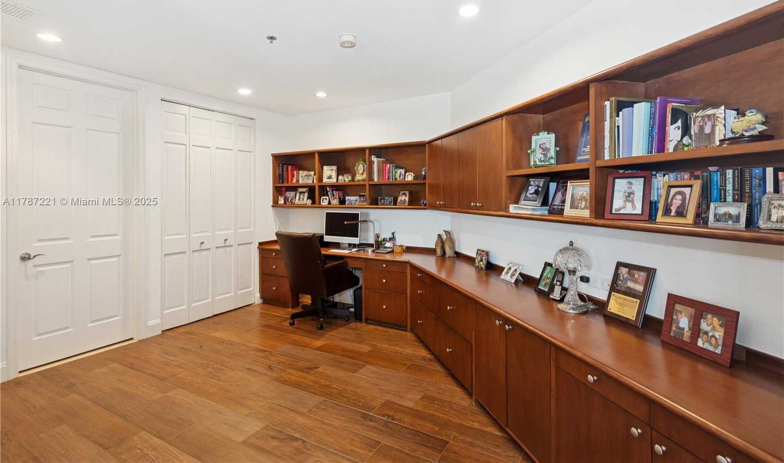 Small Image of 13645 Deering Bay Dr, Coral Gables, FL 33158, USA Number 10