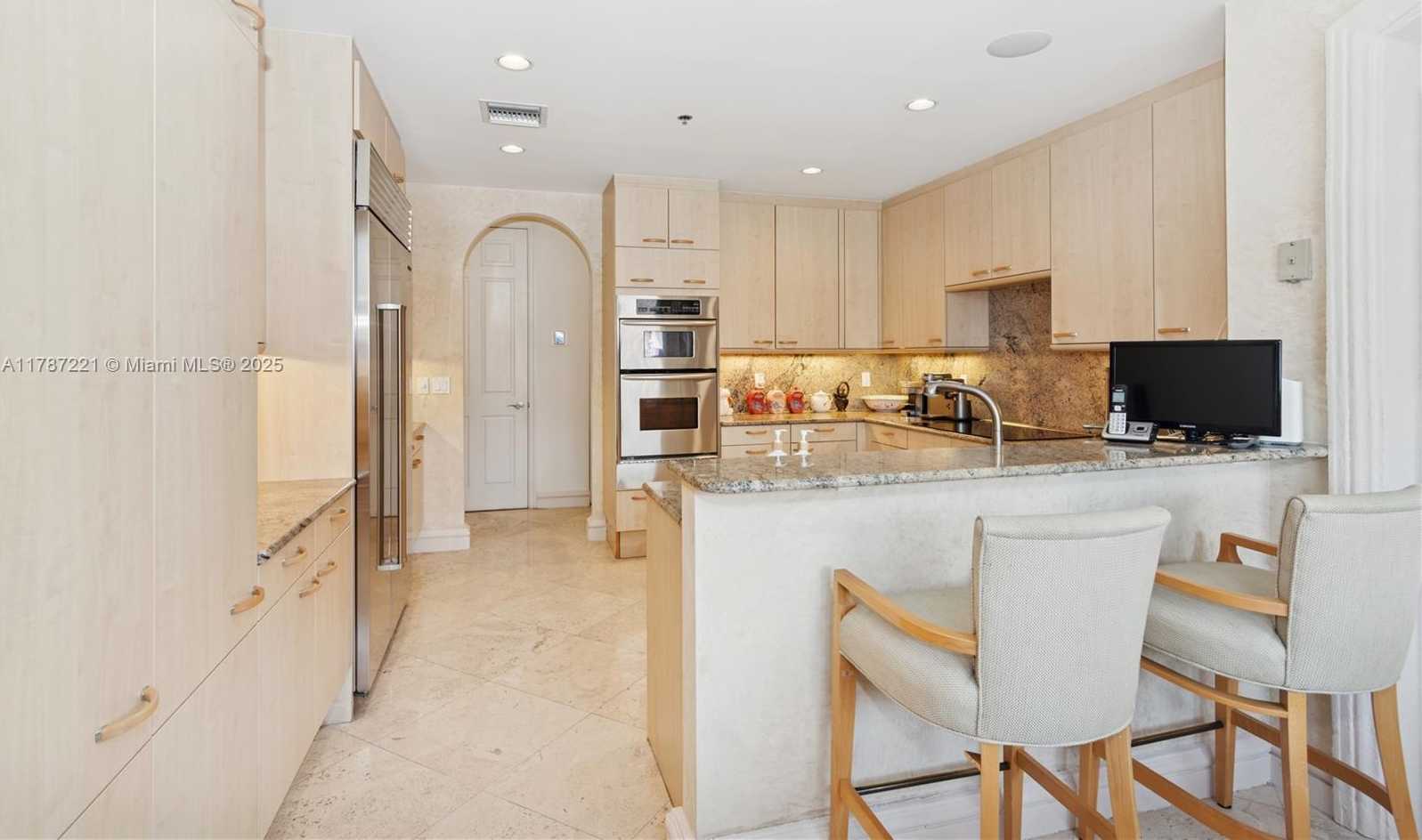 Small Image of 13645 Deering Bay Dr, Coral Gables, FL 33158, USA Number 16