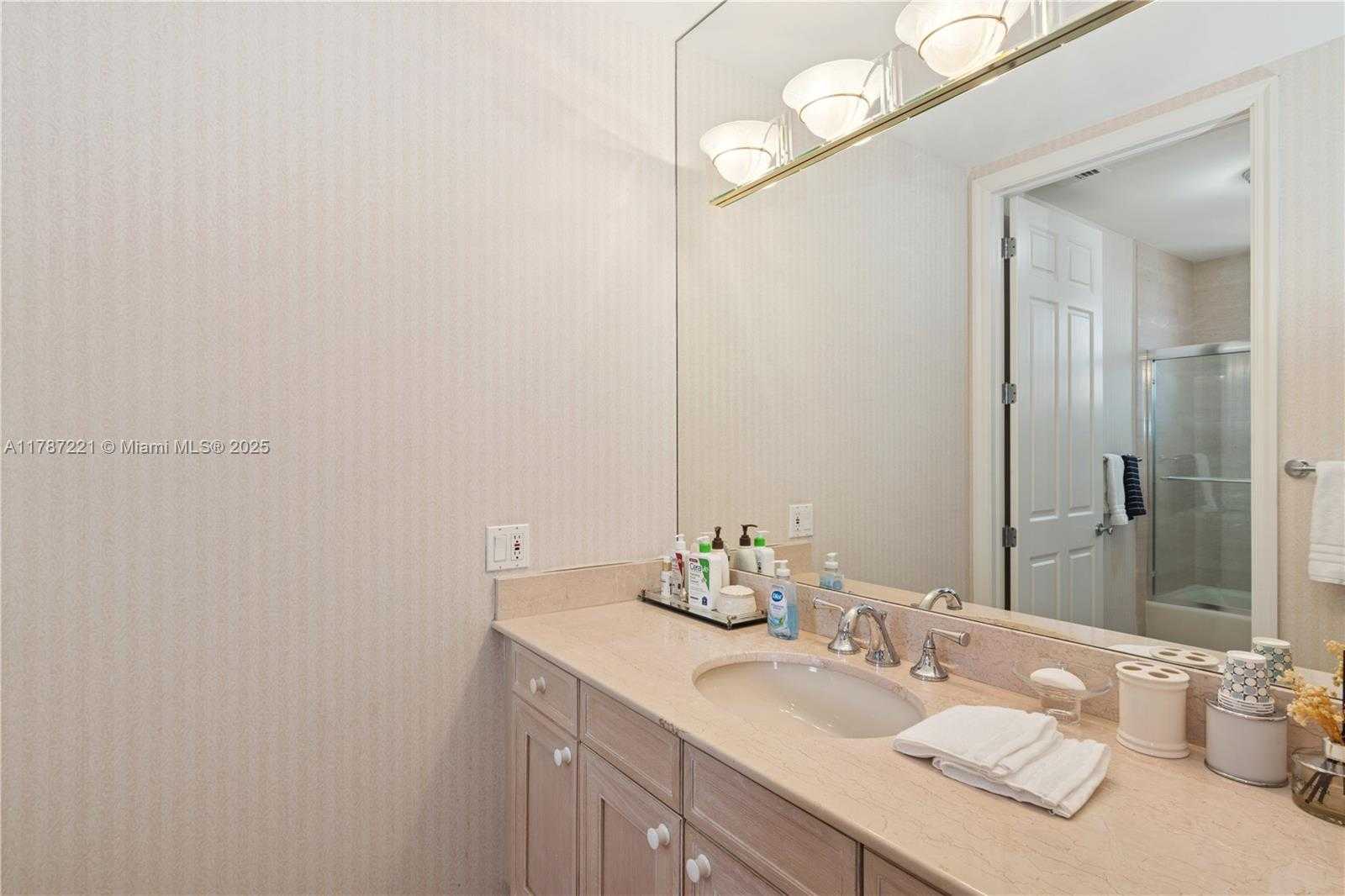 Small Image of 13645 Deering Bay Dr, Coral Gables, FL 33158, USA Number 19