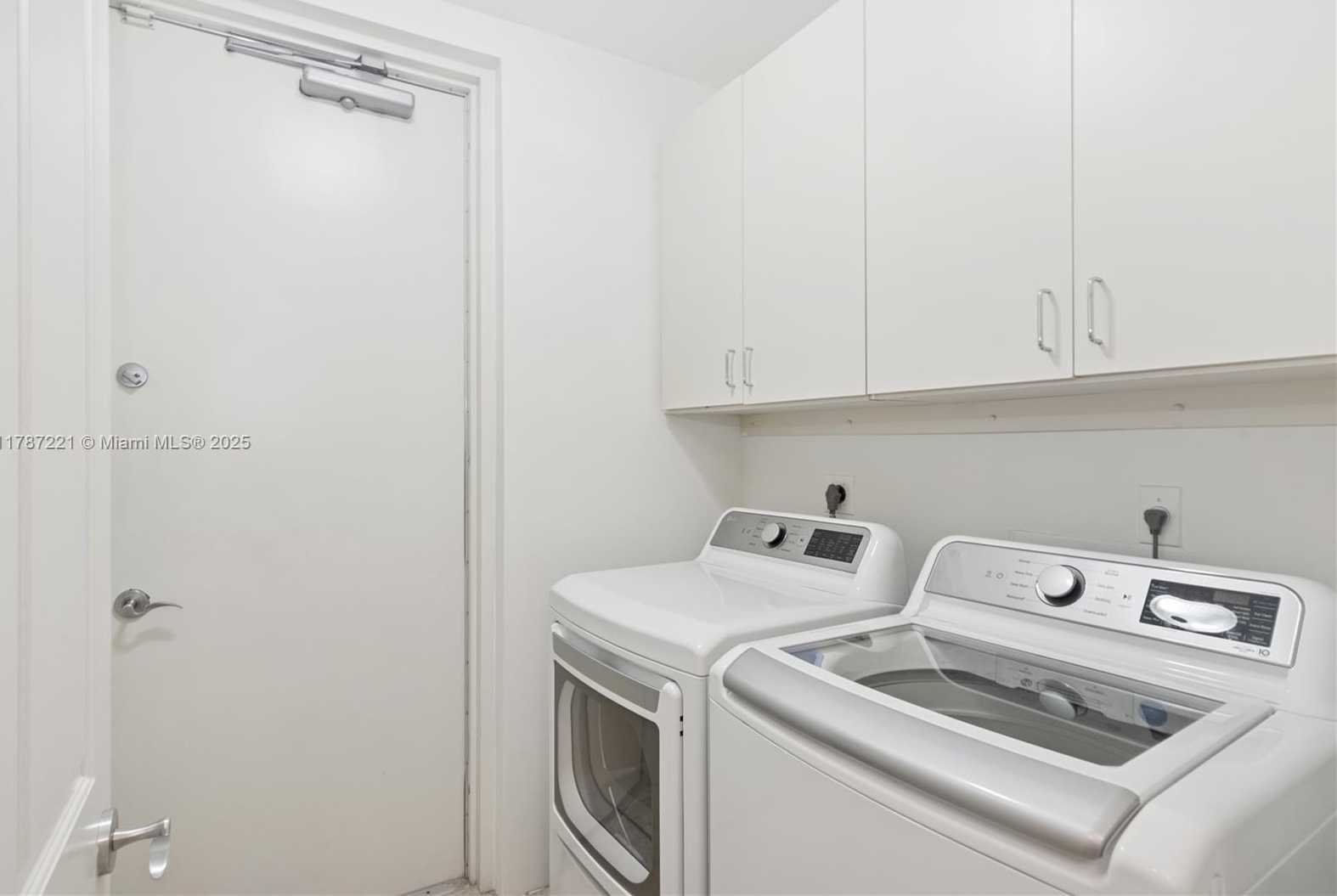 Small Image of 13645 Deering Bay Dr, Coral Gables, FL 33158, USA Number 21