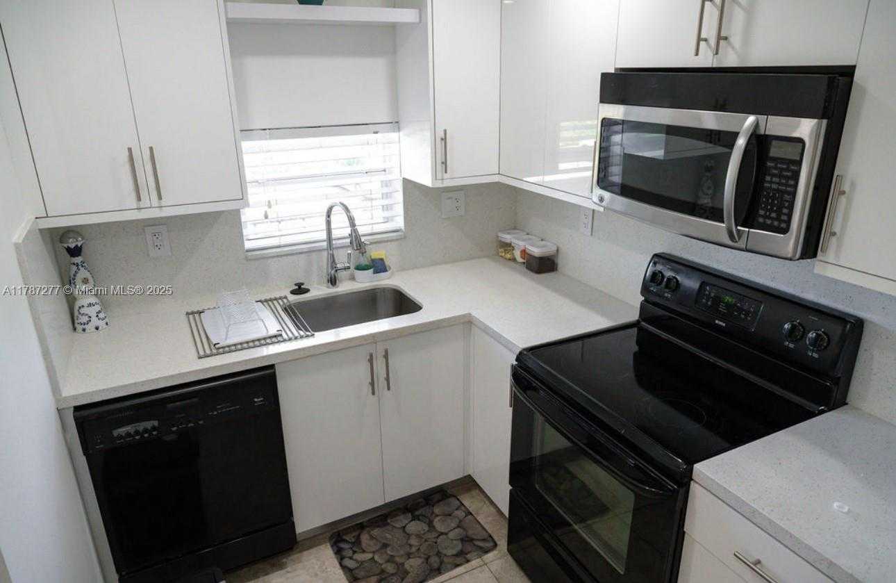 Small Image of 8901 HOLLYBROOK #206, Hollywood Number 3