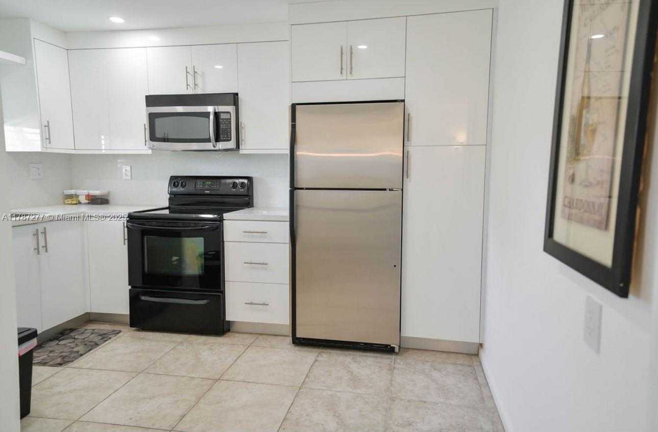 Small Image of 8901 HOLLYBROOK #206, Hollywood Number 4