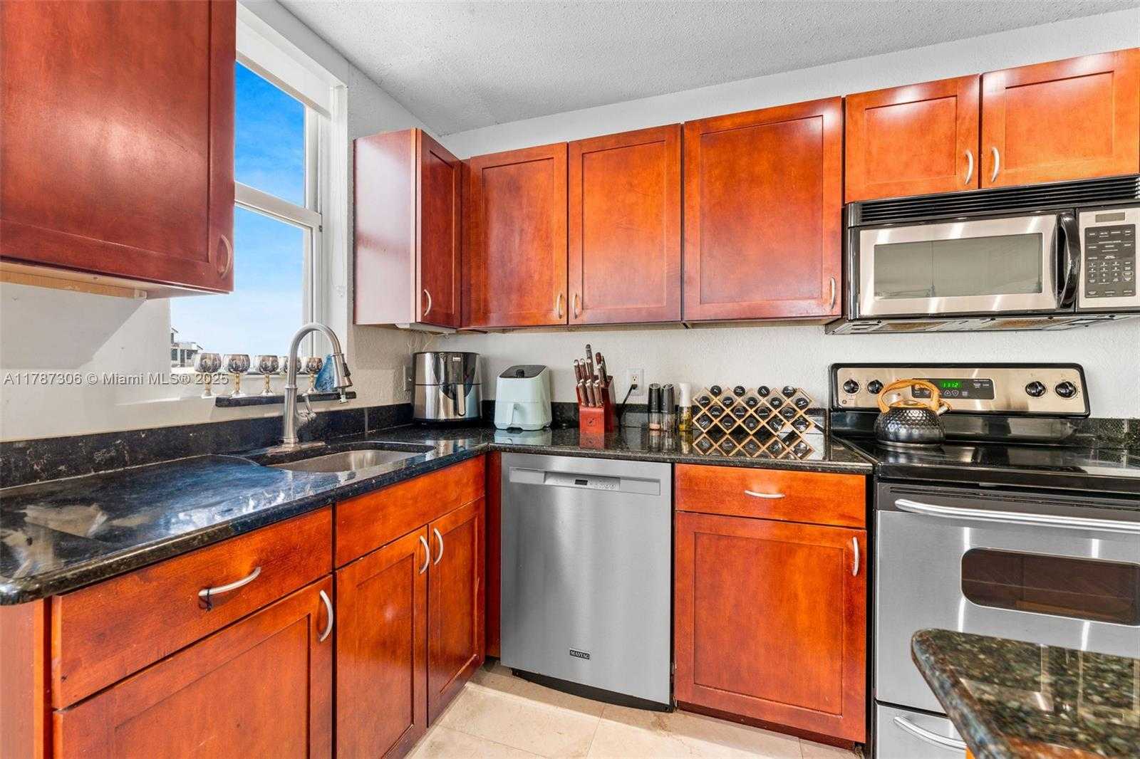 Small Image of 770 CLAUGHTON ISLAND DR #1501, Miami Number 9