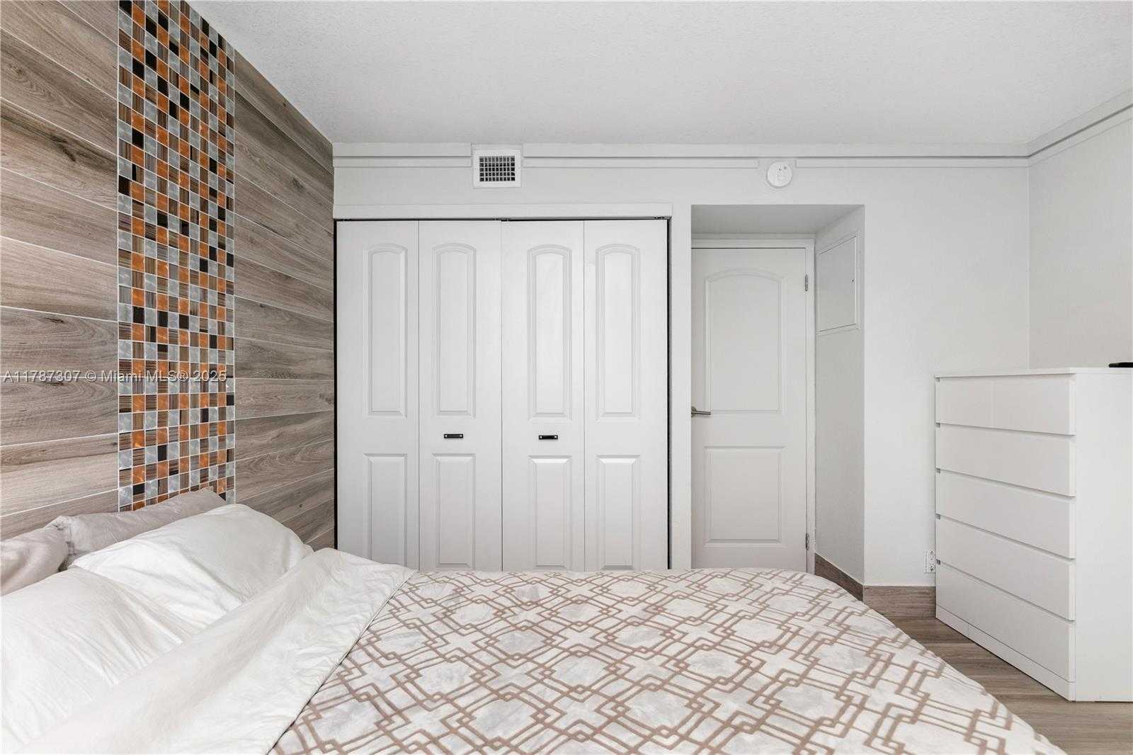 Small Image of 100 BAYVIEW DR #625, Sunny Isles Beach Number 17