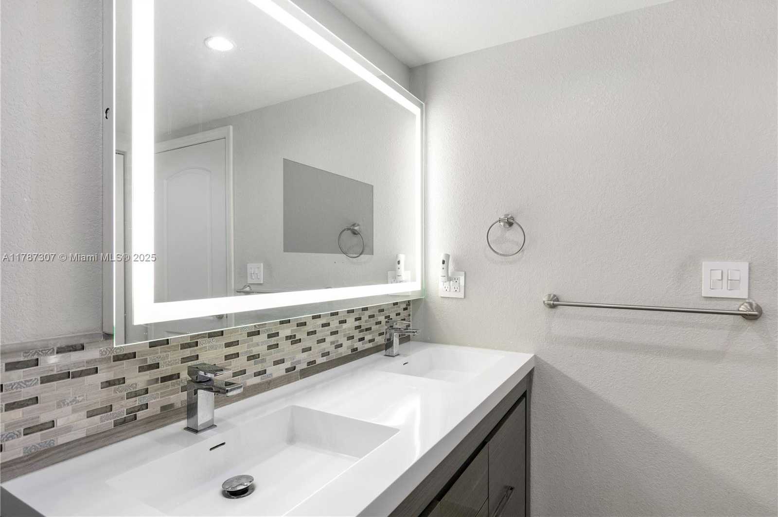 Small Image of 100 BAYVIEW DR #625, Sunny Isles Beach Number 24
