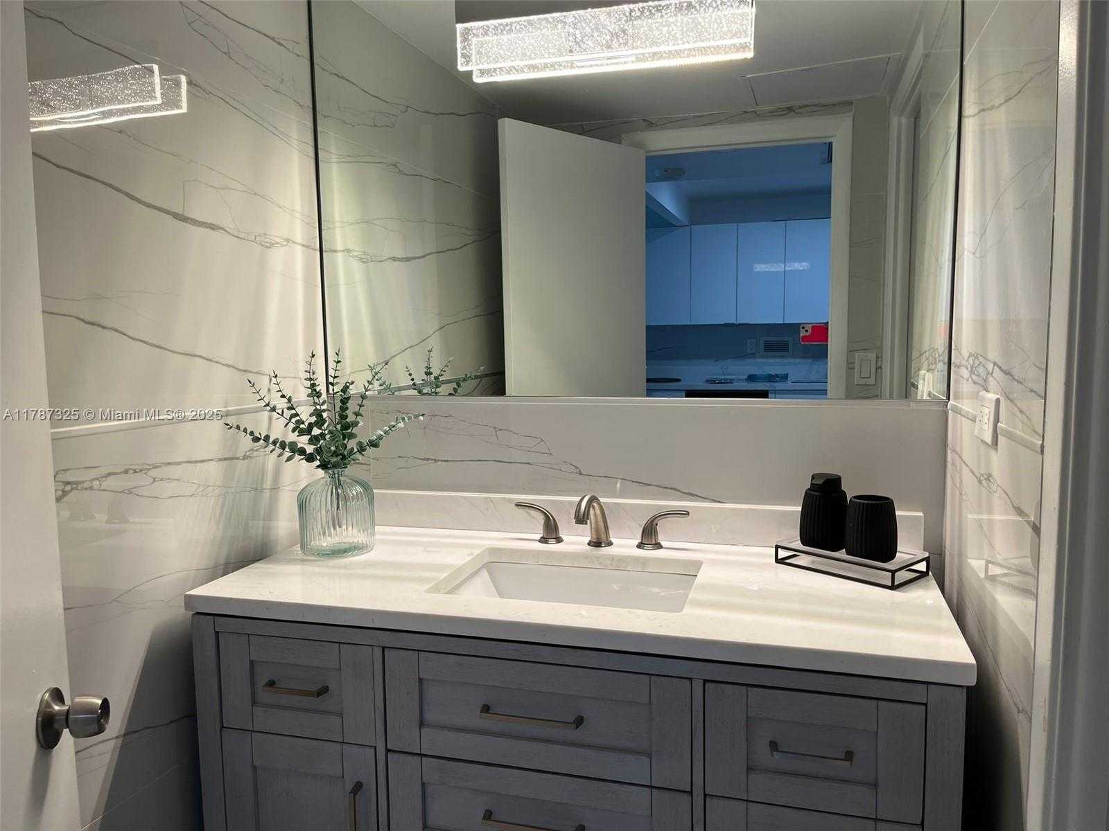 Small Image of 2301 COLLINS AVE #628, Miami Beach Number 13