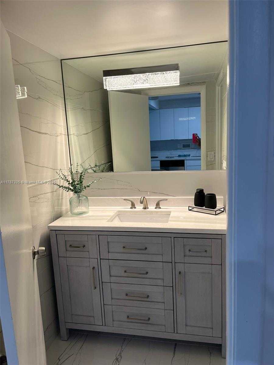 Small Image of 2301 COLLINS AVE #628, Miami Beach Number 9