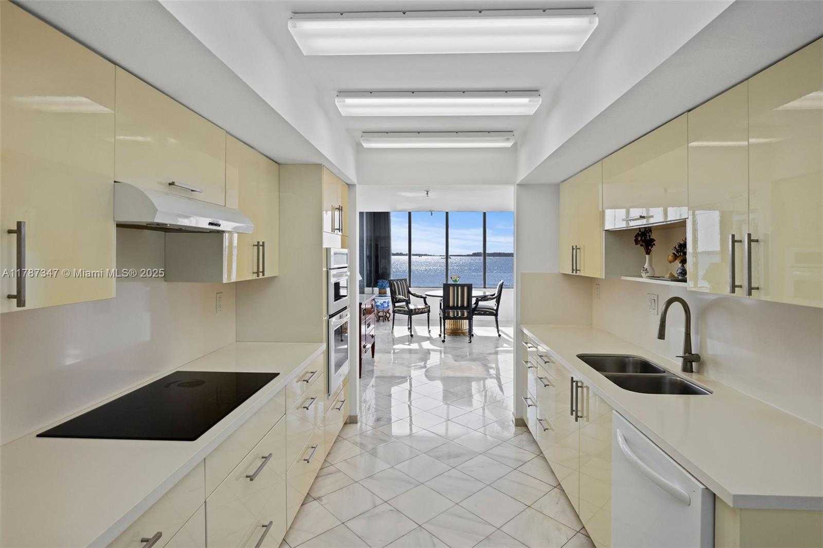 Small Image of 520 Brickell Key Dr, Miami, FL 33131, USA Number 10