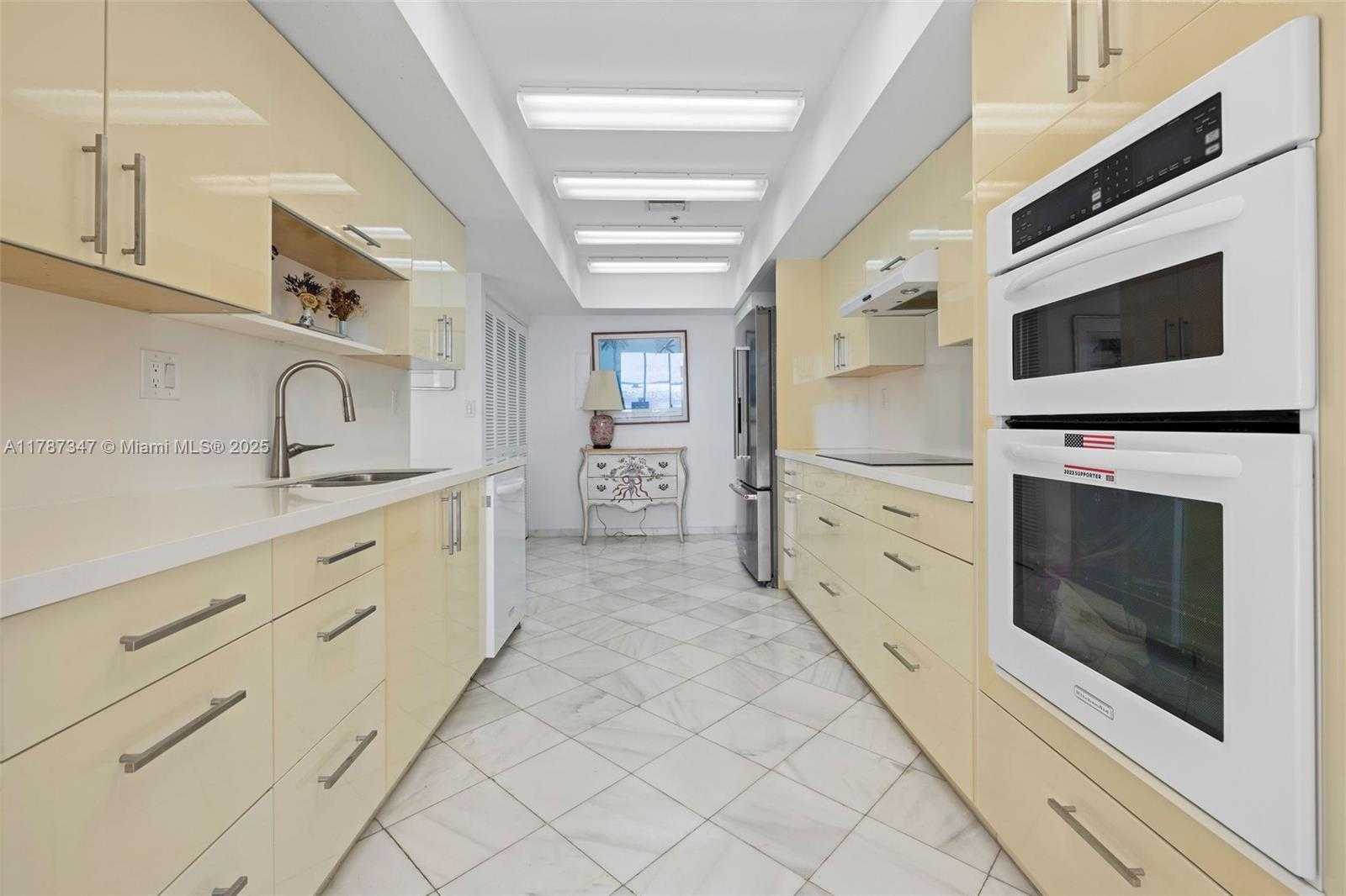 Small Image of 520 Brickell Key Dr, Miami, FL 33131, USA Number 11