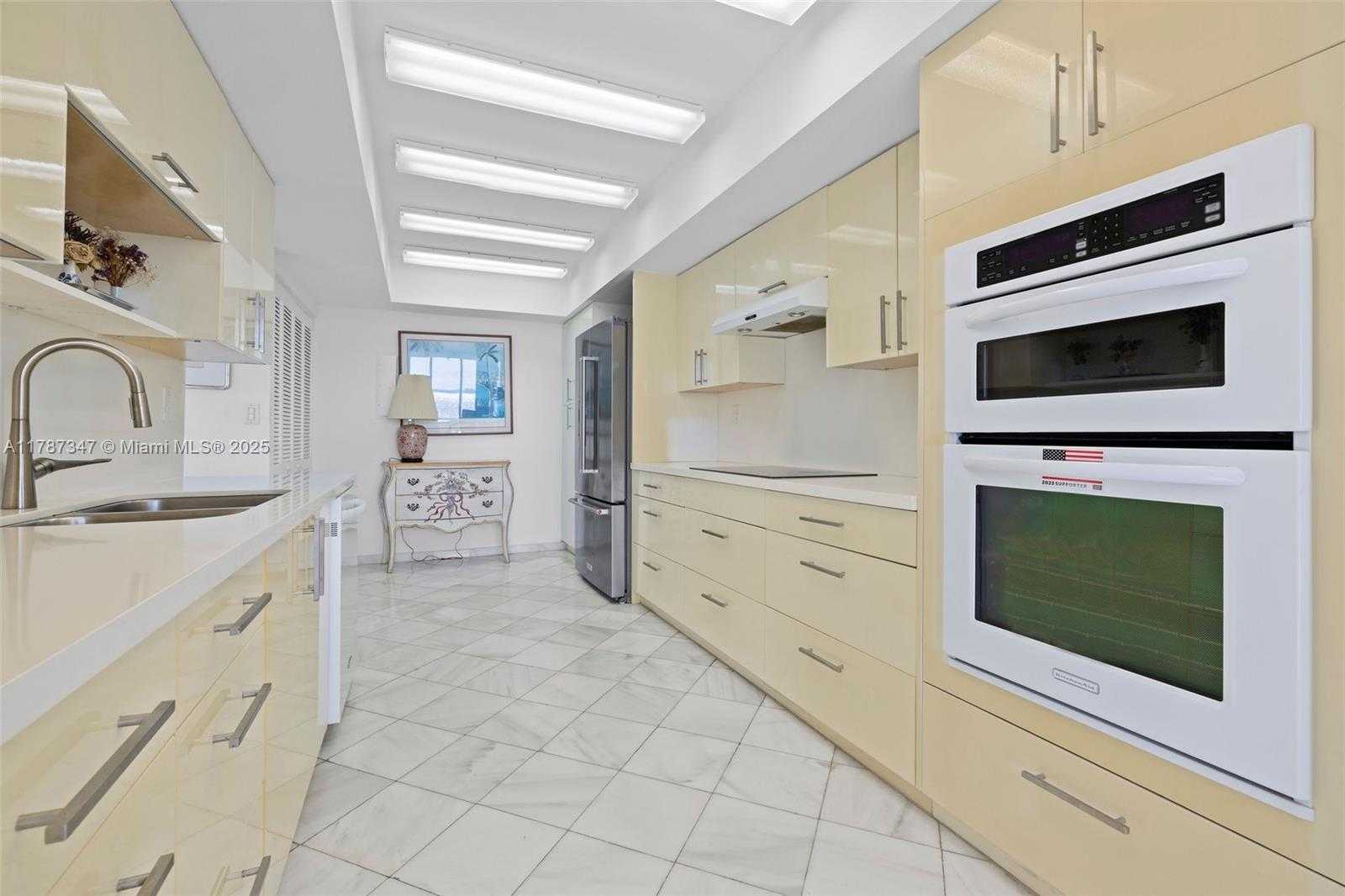 Small Image of 520 Brickell Key Dr, Miami, FL 33131, USA Number 12