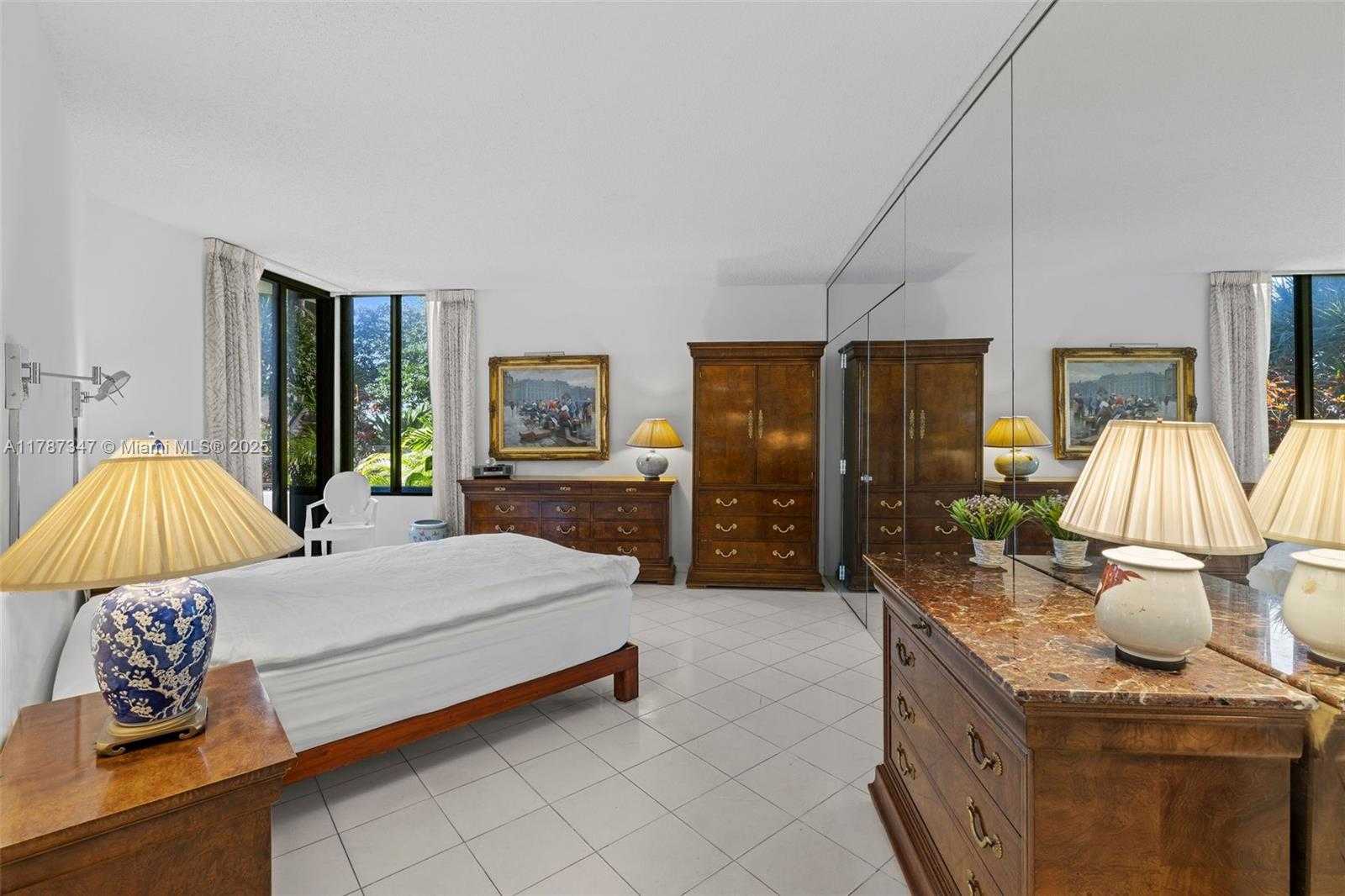 Small Image of 520 Brickell Key Dr, Miami, FL 33131, USA Number 20