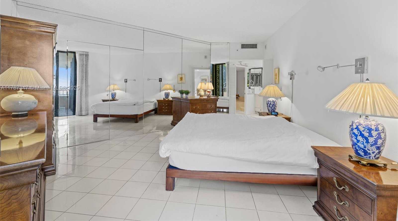 Small Image of 520 Brickell Key Dr, Miami, FL 33131, USA Number 21