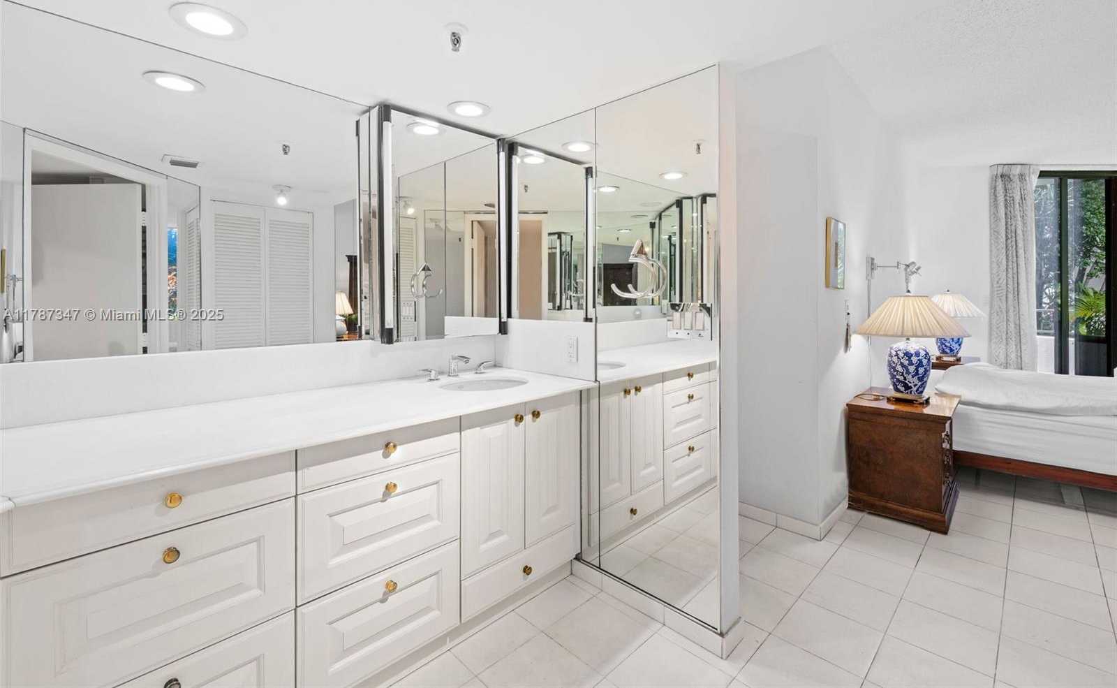 Small Image of 520 Brickell Key Dr, Miami, FL 33131, USA Number 22