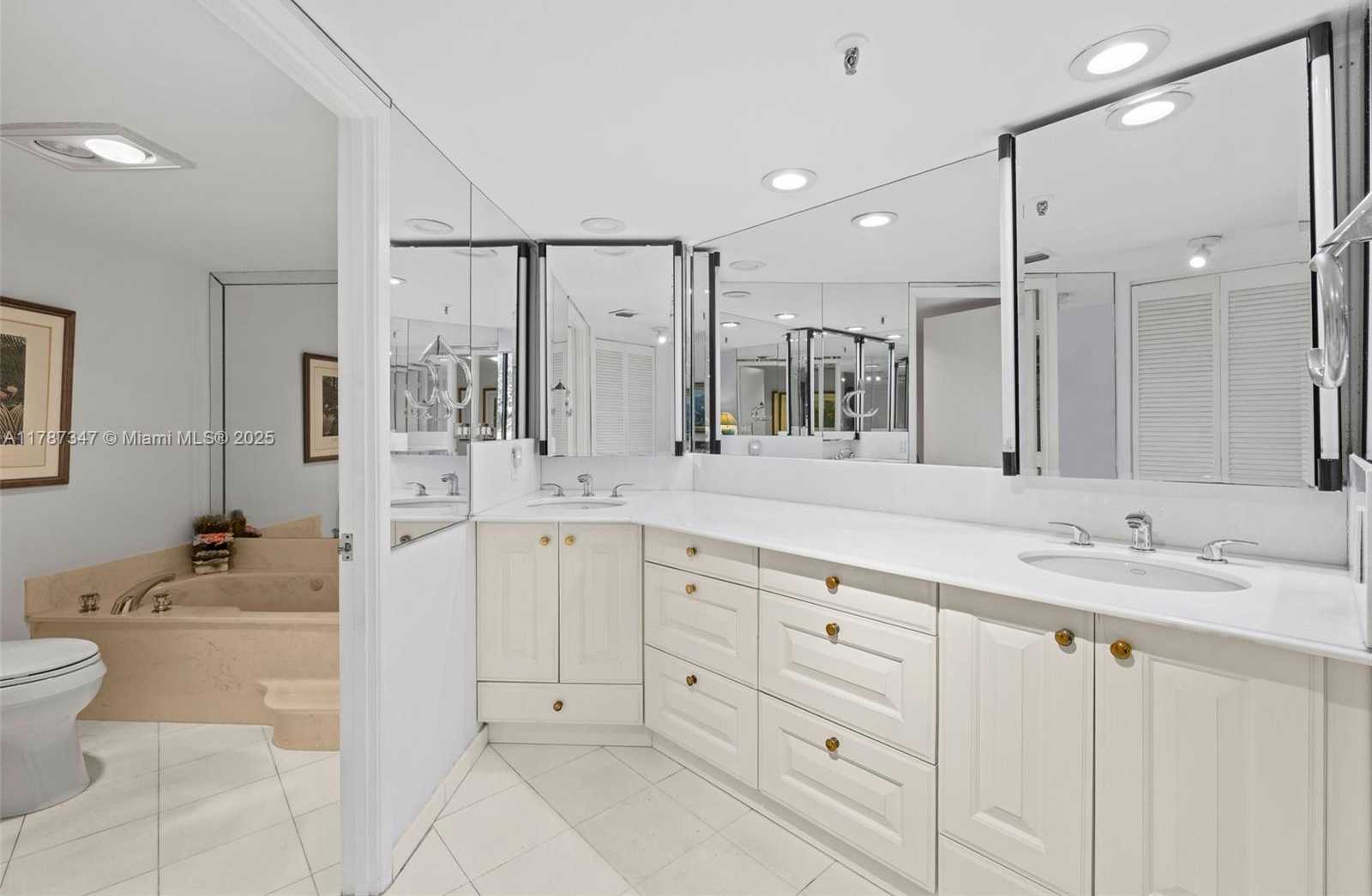 Small Image of 520 Brickell Key Dr, Miami, FL 33131, USA Number 23