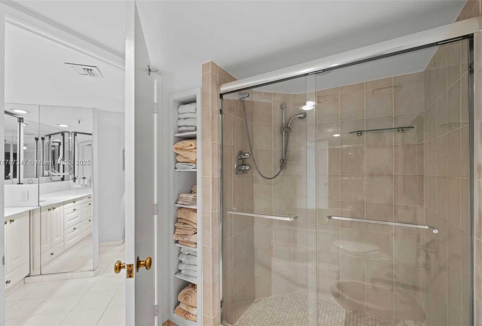 Small Image of 520 Brickell Key Dr, Miami, FL 33131, USA Number 24