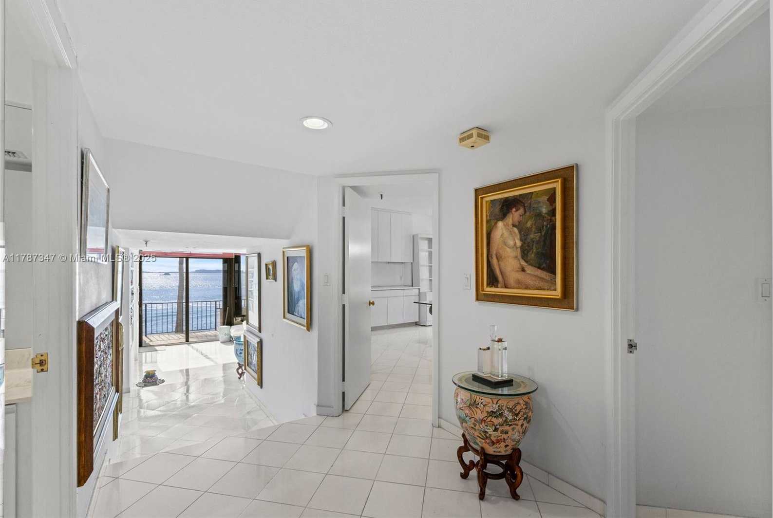 Small Image of 520 Brickell Key Dr, Miami, FL 33131, USA Number 7
