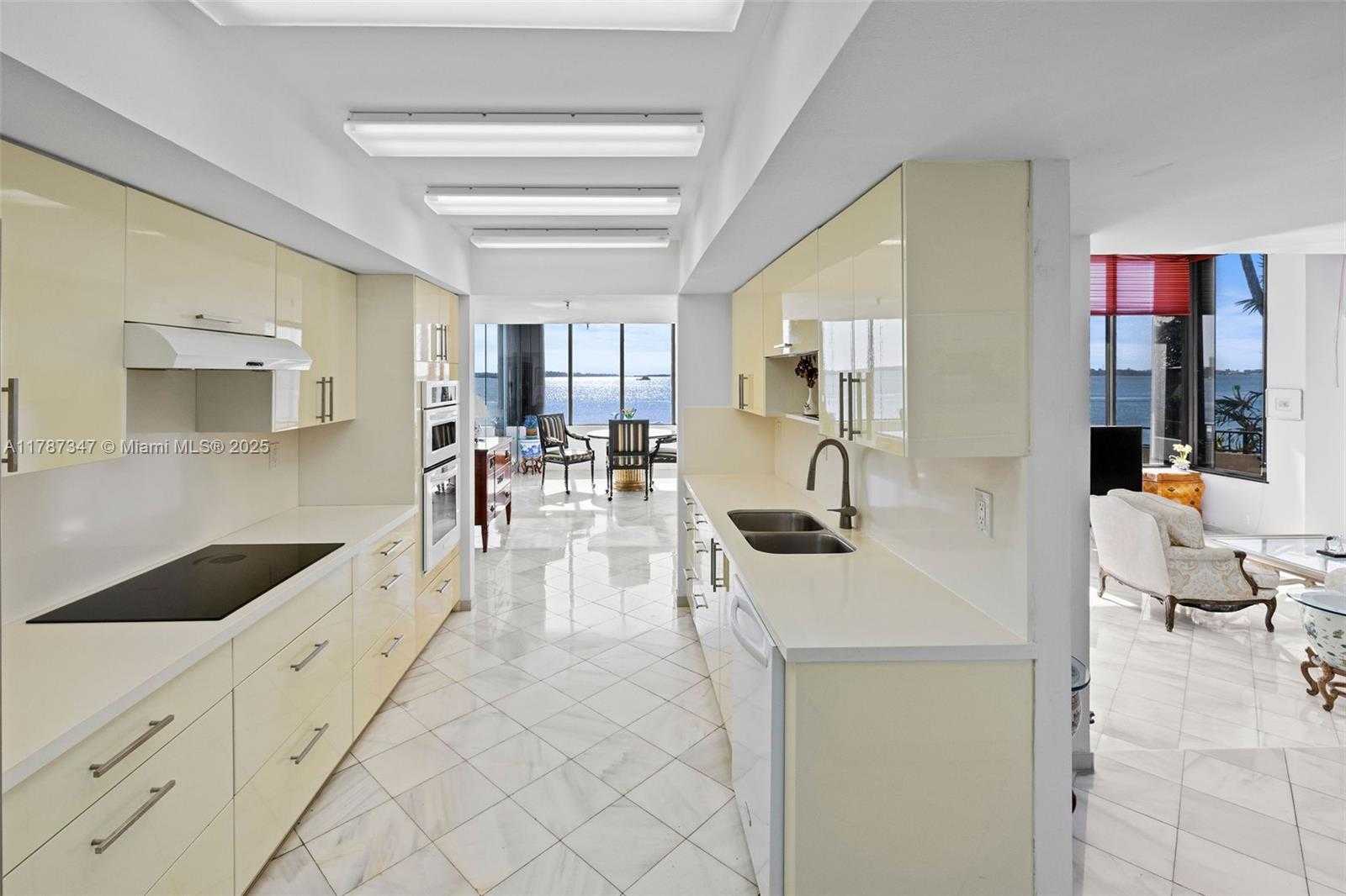 Small Image of 520 Brickell Key Dr, Miami, FL 33131, USA Number 9