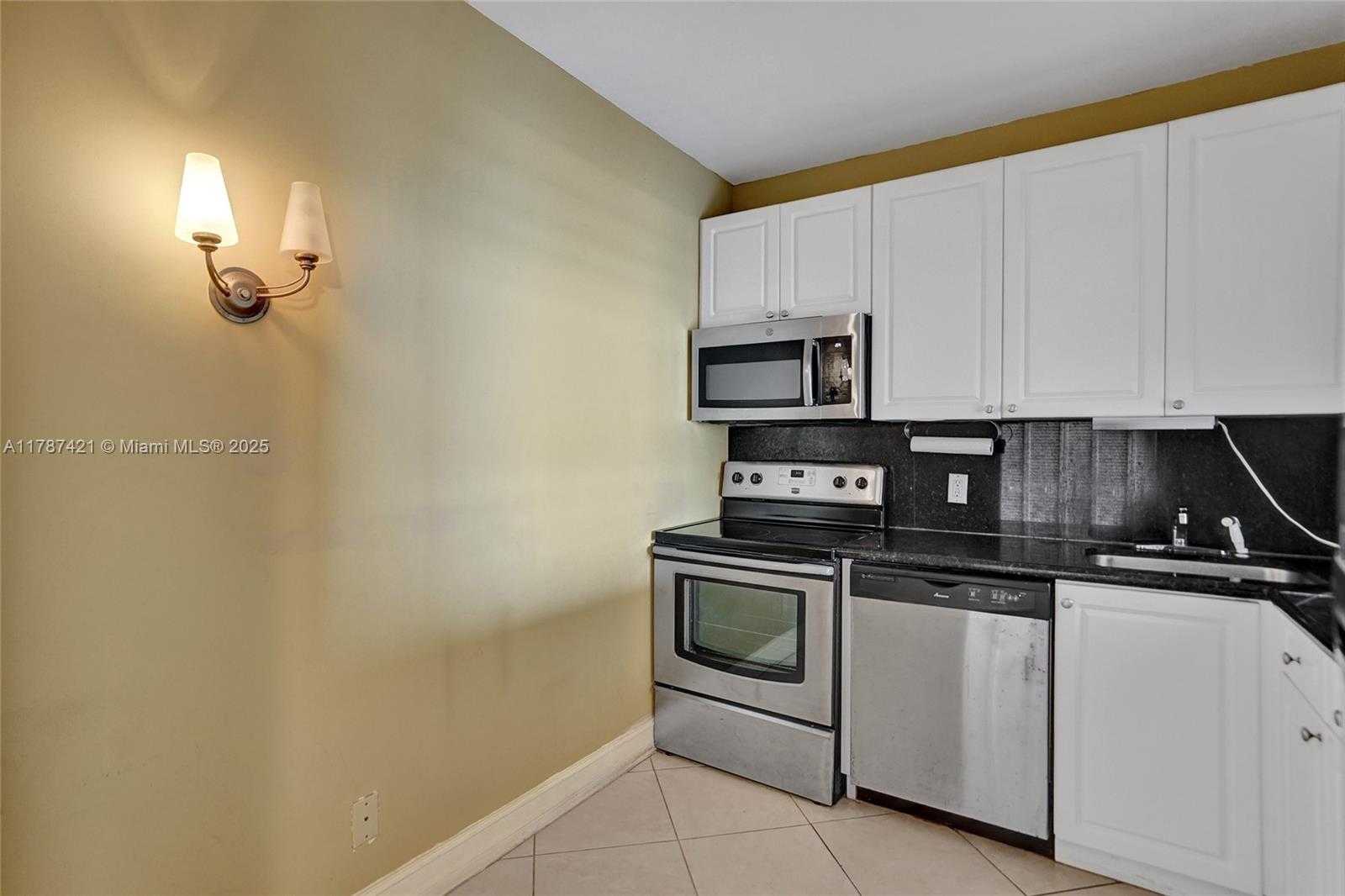 Small Image of 1455 NORTH TREASURE DR #7F, North Bay Village Number 9