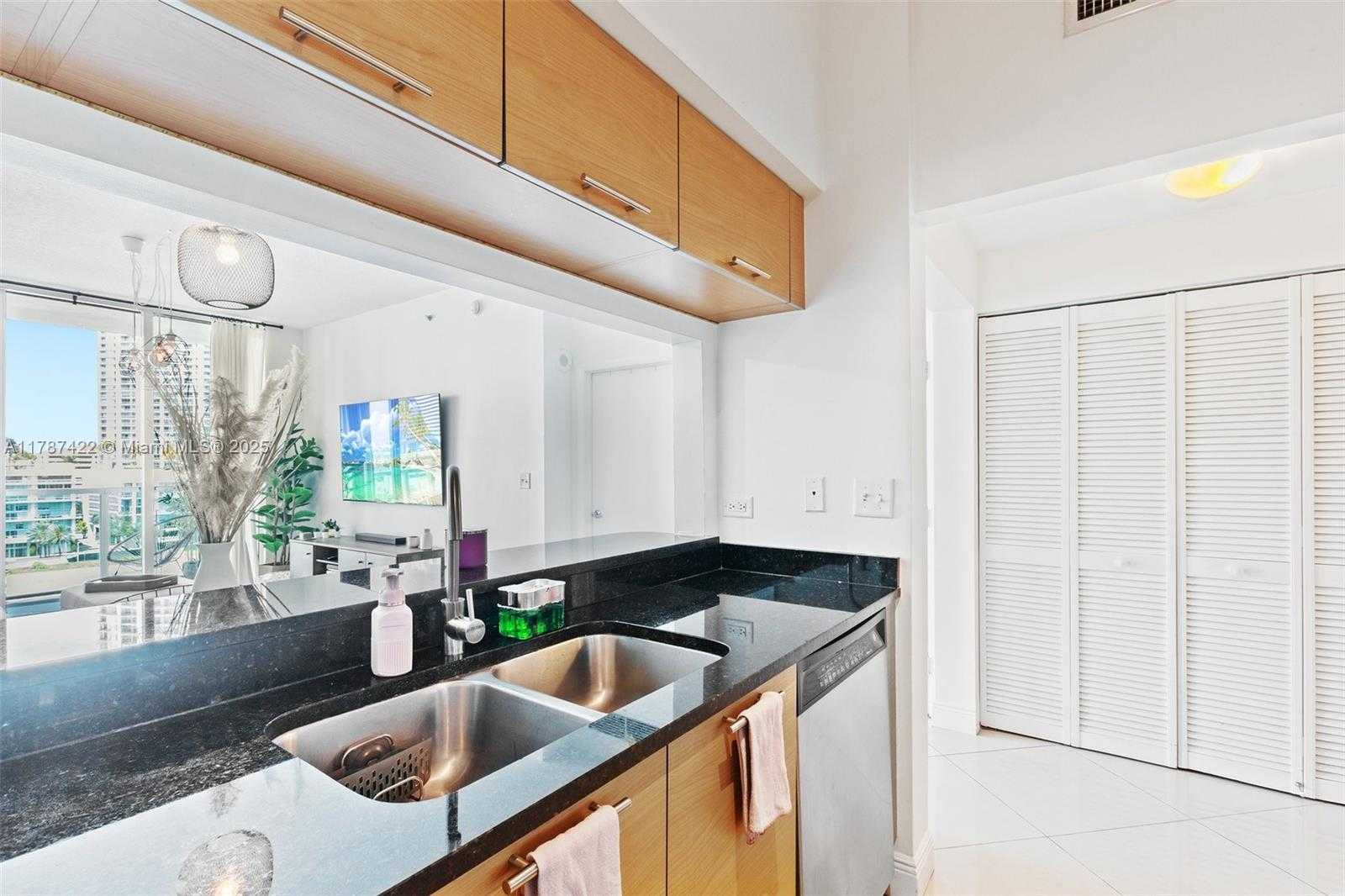 Small Image of 31 SOUTH EAST 5 ST #1009, Miami Number 15