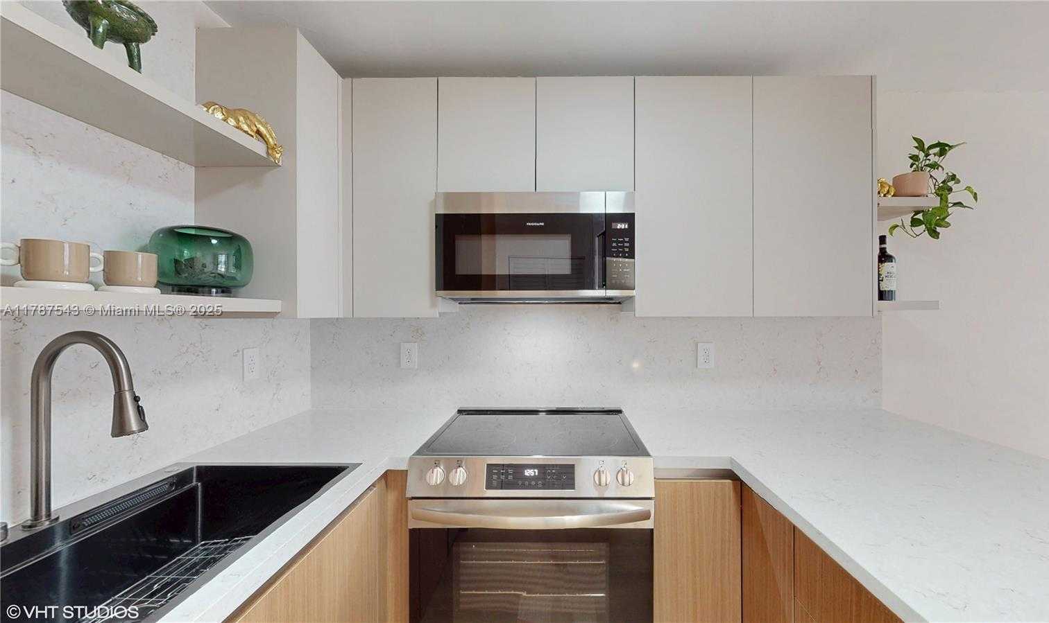 Small Image of 1666 WEST AVE #305, Miami Beach Number 3